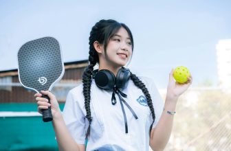 selecting ideal pickleball paddle